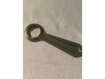 Boettöppnare. Svalan.Antik. Storlek: 25 mm i diameter. Från äldre urmakeri.