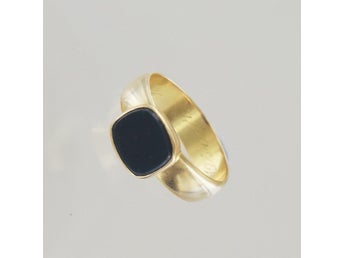 Ring med svart sten, Ø 20½, bredd 6-10 mm, tunn gravyr, 18K, 7,6 g