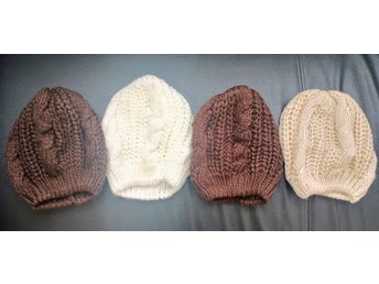 Fyra stickade beanie mössor