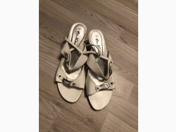 Vita sandaler med klack 4cm, retro i fint skick strl 39 Vita sandaler med klack 4cm, retro i fint skick strl 39