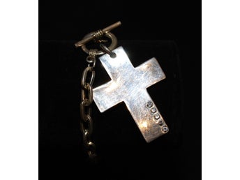 Silvrigt elegant och vackert armband med kors och strass