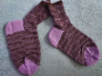 Sockor i Lila och Brunt Hantverk Handstickade 100 % Ullgarn Storlek ca 34/35