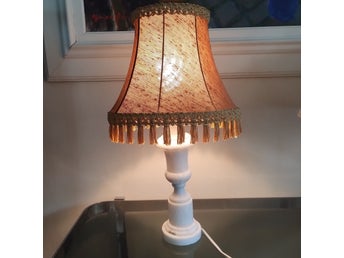 En vacker bordslampa i vit marmor med brun retro lampskärm m fransar 50-60-tal