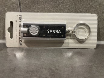 Sanna! Nyckelring med minificklampa och namn! Helt ny - oanvänd! Julklapp?