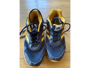 Adidas träningsskor i blått och gult, storlek 36