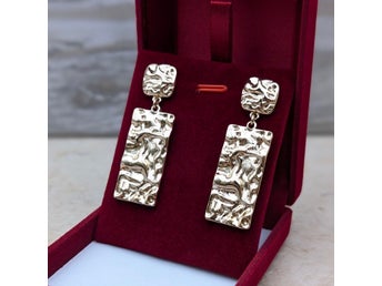 Örhängen studs guldig geometrisk fyrkantig sköld elegant minimalistisk 53x15mm