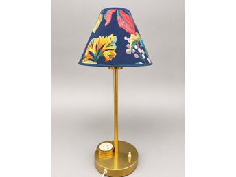 NK 2039 Bordslampa i mässing – Nordiska Kompaniet – rakapparatuttag