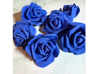 Konstgjorda blommor 6 vackra & verklighetstrogna mörkblå rosor i foam/skumgummi