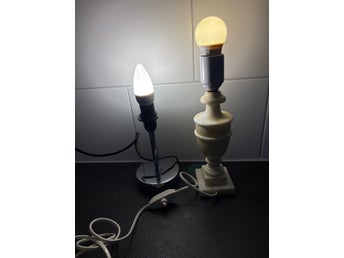 Två Bordslampor utan skärm. marmorlampfot 27 cm hög den andra 18 cm hög