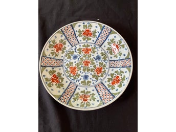 Antik delft handmålad pannkakstallrik polykrom 1800-tal. Märkt botten