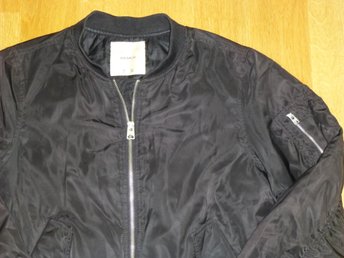 Svart Pull & Bear höst vår jacka, storlek L (dam) Svart Pull & Bear höst vår jacka, storlek L (dam)