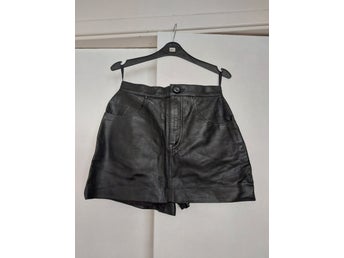 Vintage, retro, 90-tal, Svarta shorts/kjol i skinn storlek S/M