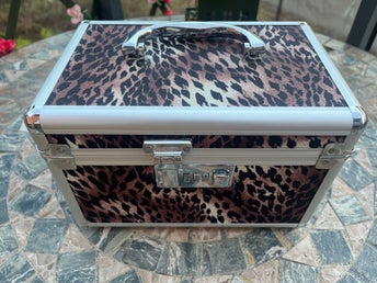 Stort, leopardmönstrat smyckeskrin med kodlås