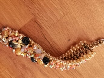 PRIS SÄNKT Fantastisk, carpet armband, i färgerna guld, svart samt aprikos.