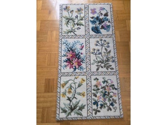 Vacker vintage matta i ull med Flora dekor blommor 47 ×95 cm
