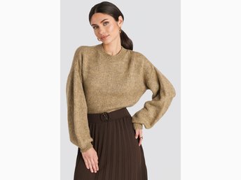 Helt ny stickad tröja från NAKD i färgen beige. Storlek S. Helt ny stickad tröja från NAKD i färgen beige. Storlek S.