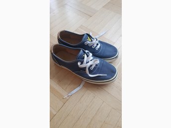 lyle and scott black pumps