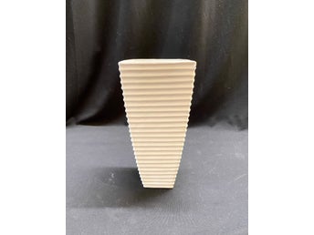 Kruka i vitt porslin med ränder.Höjd: 22 cm.10x10 cm.Nytt från presentbutik