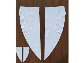 2-pack.Vit 2-delad löskrage,med stor broderad rosett,från Werner Bösch,Österrike