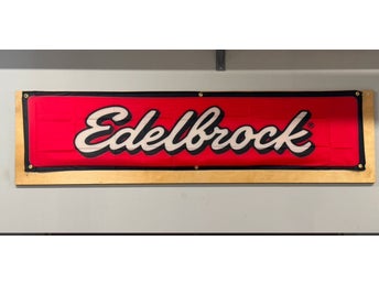 Edelbrock Förgasare Carburetor USA Chevy Plymouth Banderoll Retro Garage