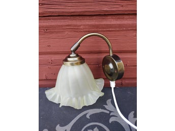 Retro Vägglampa IKEA antikfärgad mässing frostat glaskupa.