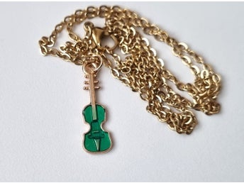 Halsband med en grön violin (50 cm lång kedja i rostfritt stål)