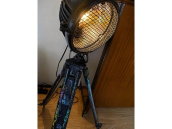 Golvlampa i industriell stil med stativ