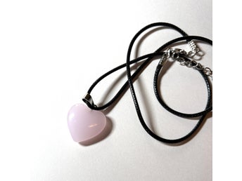 Berlock Rosenkvarts hjärta - slipad kristall - healing chakra kärlek halsband