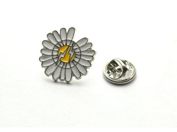 Ny pin brosch vit prästkrage blomma kronblad accessoar metall nål söt unik blixt