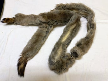 FIN PÄLSKRAGE AV ÄKTA HERMELIN Storlek: 7x150 cm Mycket gott skick