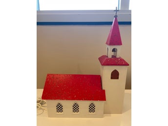 Äldre julkyrka med spelverk och belysning retro