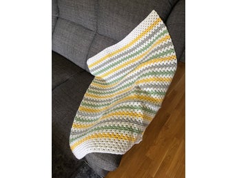 Virkad filt till vaggan eller vagnen storleken 84 x 67 cm