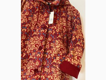 NY! Anive kappa retro 122 NWT + accessoarer! (420457042) ᐈ Underbar barntröja med luva och vackert mönster. OBS