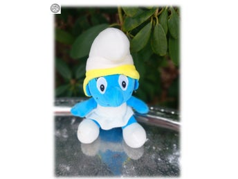 Smurf eller Smurfina som är upphängningsbar på sugpropp Fint skick