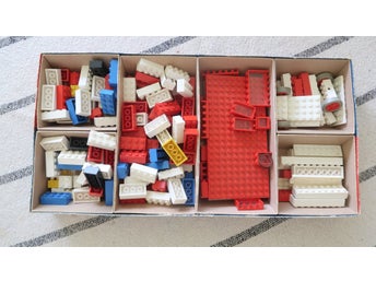 Retro LEGO. Bitar ur System 040 med byggplattor och hjul
