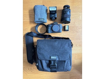 Kamerautrustning med Sony A7 IV, objektiv och blixt