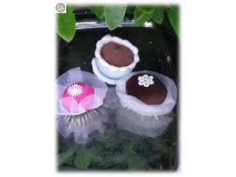 1 inbjudande kaffe aptitrerate och 2 cupcakes dekoration Fint skick