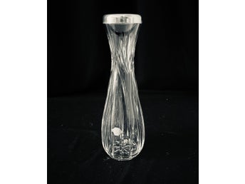Vas.Ny,oanvänd. Kristall.Äkta silver.22 cm hög. Fr äldre guldsmed.