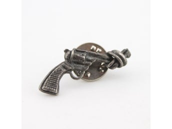 Non Violence Carl Fredrik Reuterswärd Revolver med knut brosch pins 90-talet