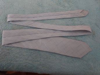 Slips 60-tal Syntet Ljusgrå med fläck fram Längd 141,5 cm Bredd 7 cm