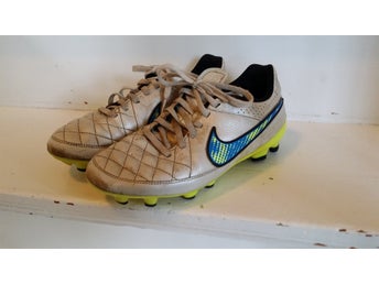 Nike tiempo fotbollsskor i stl 36.5, ( 23,0 cm )