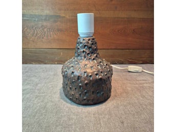 1 handmodellerad bordslampa i lergods, 1900-tal, 21 cm hög