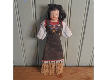 Äldre borstdocka folkdräkt 27cm celluloid retro kvastdocka hemslöjd 40/50-tal