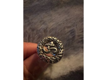 Unik OM ring i