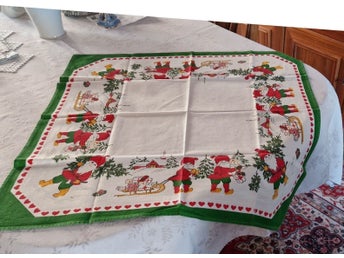 Klassisk julduk m tomtar gran o släde / 73x74 / jul duk