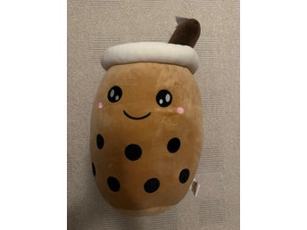 En stor Squishmallows, Bobamugg gosedjur, ca 40 cm