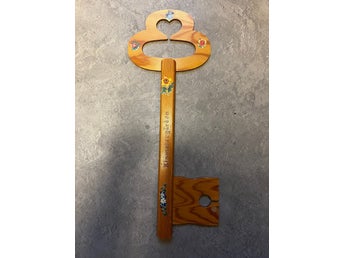 Stor vintage tränyckel Blomstergården 46 cm – väggdekoration souvenir allmoge