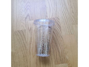 Oanvänd - Mug med lock och sugrör