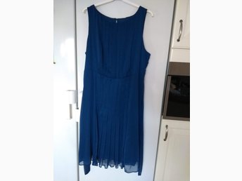 Klänning st 48 Mörkblå (415501626) ᐈ Köp på Tradera Klänning st 48 Mörkblå (415501626) ᐈ Köp på Tradera