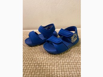 adidas flip flops barn